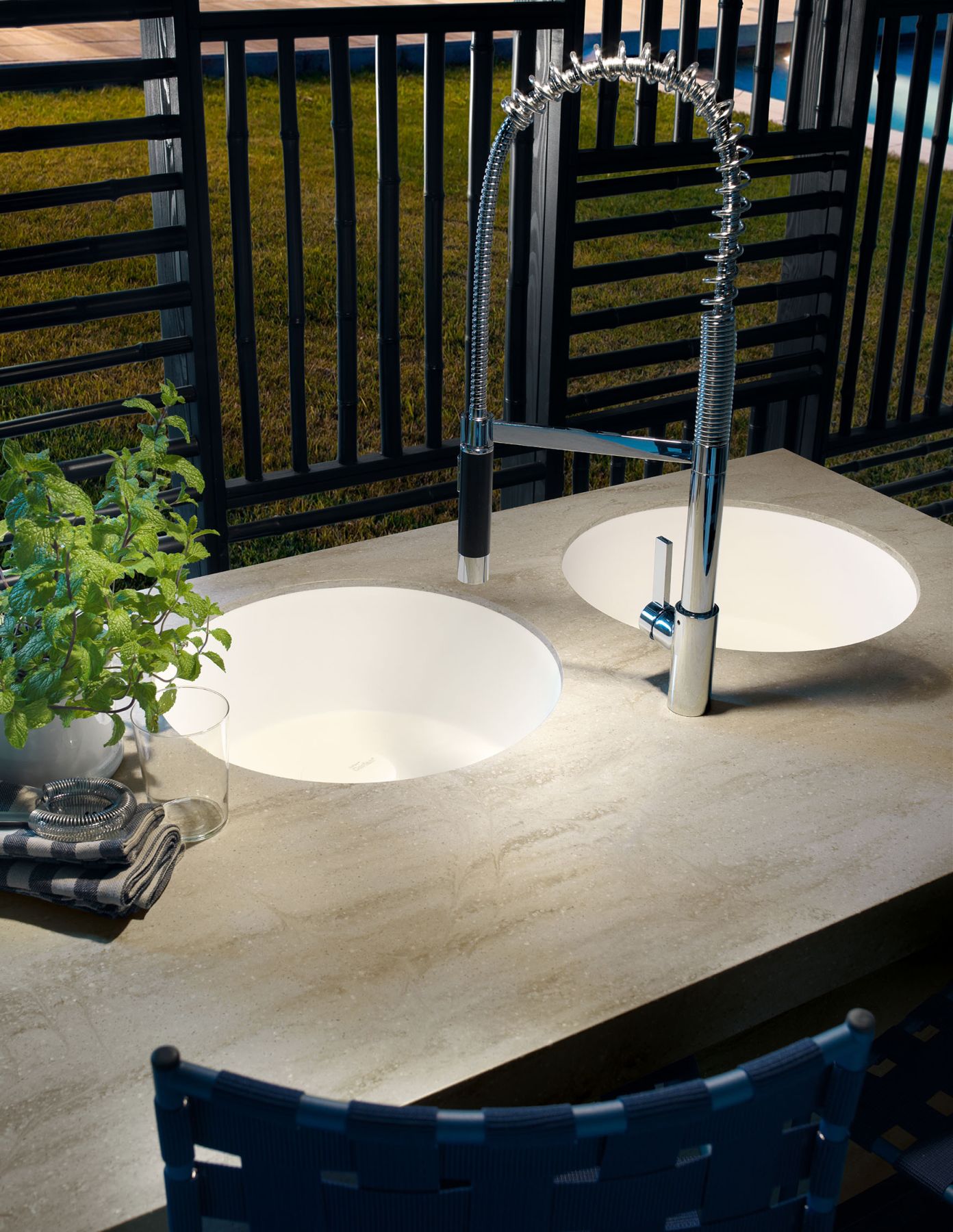 sites/nl-nl.corian.com/IMG/jpg/kitchen-surface-outdoor-charm-02.jpg